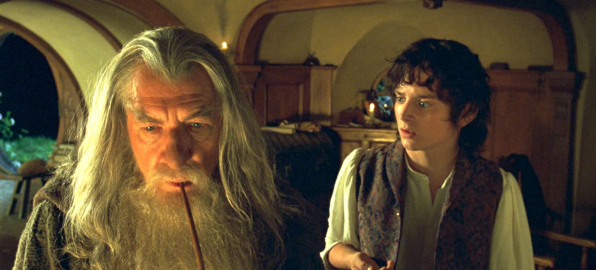Fran Walsh, Philippa Boyens y Peter Jackson, nominados al Premio de la Academia al Mejor Guion Adaptado por la épica aventura de New Line Cinema, "El Señor de los Anillos: La Comunidad del Anillo". En la foto aparece Ian McKellen (izq.), nominado al premio al Mejor Actor de Reparto, como Gandalf, junto a Elijah Wood como Frodo. (Foto de New Line/WireImage)