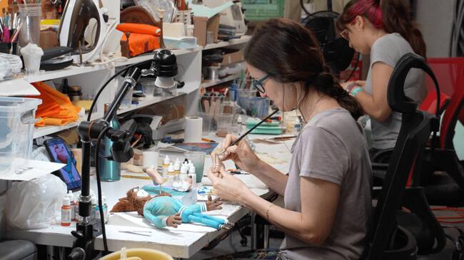 Trabajadoras del estudio Inspira con las marionetas de las animaciones del 'Just Dance 2026 Edition'. / Ubisoft