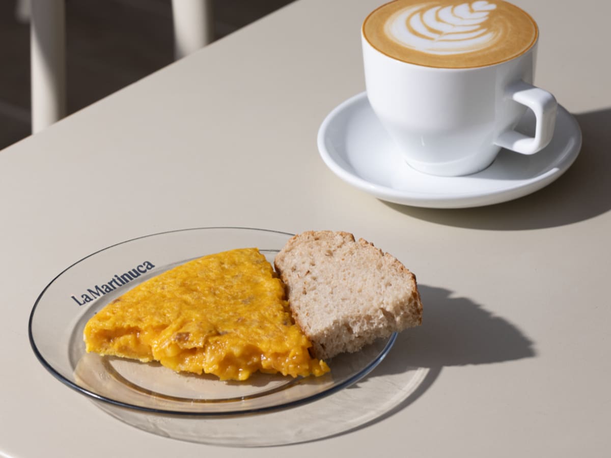 Tortilla y café gratis en Madrid hoy: cómo, a qué hora y dónde conseguir uno de los desayunos de La Martinuca el 20 de octubre
