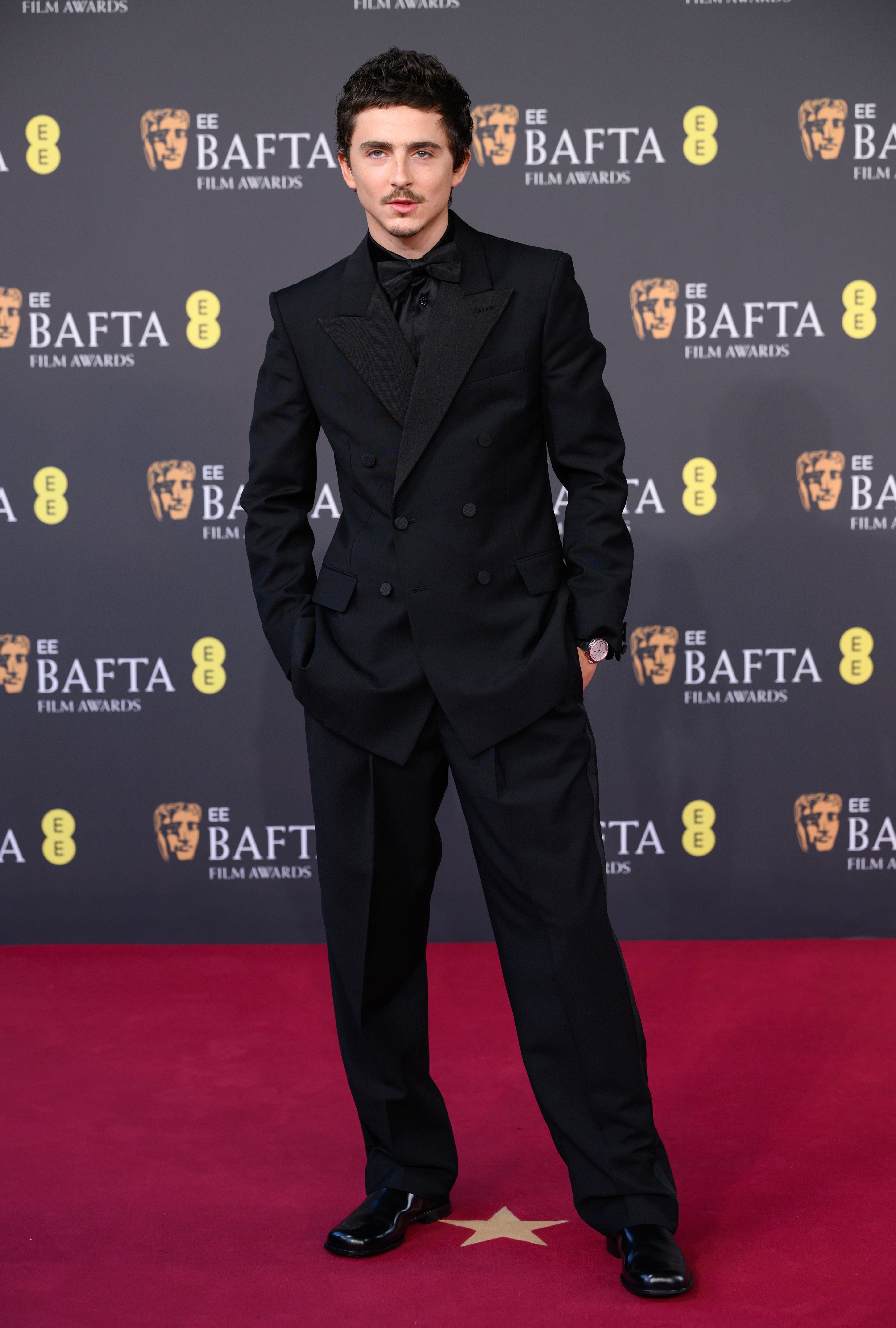Total look negro de los pies a la cabeza con este outfit de Givenchy by Sarah Burton para Timothée Chalamet.