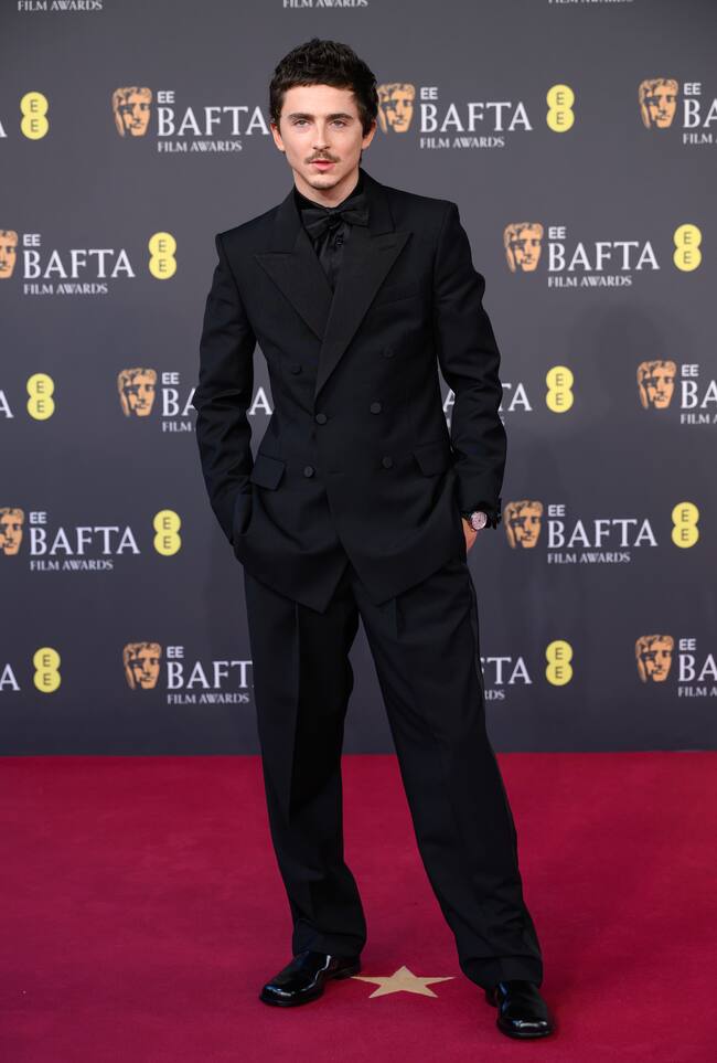 Total look negro de los pies a la cabeza con este outfit de Givenchy by Sarah Burton para Timothée Chalamet.