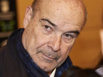 El monumental enfado de Antonio Resines frente a un edificio de la Seguridad Social