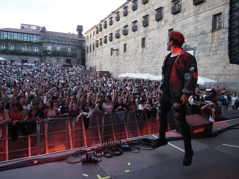 Óscar Martínez en su habitat natural: poniendo música en el escenario