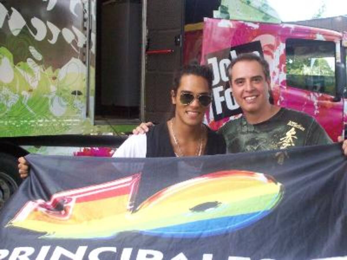 Camión 40 Principales y John Foos en el show The Black Eyed Peas