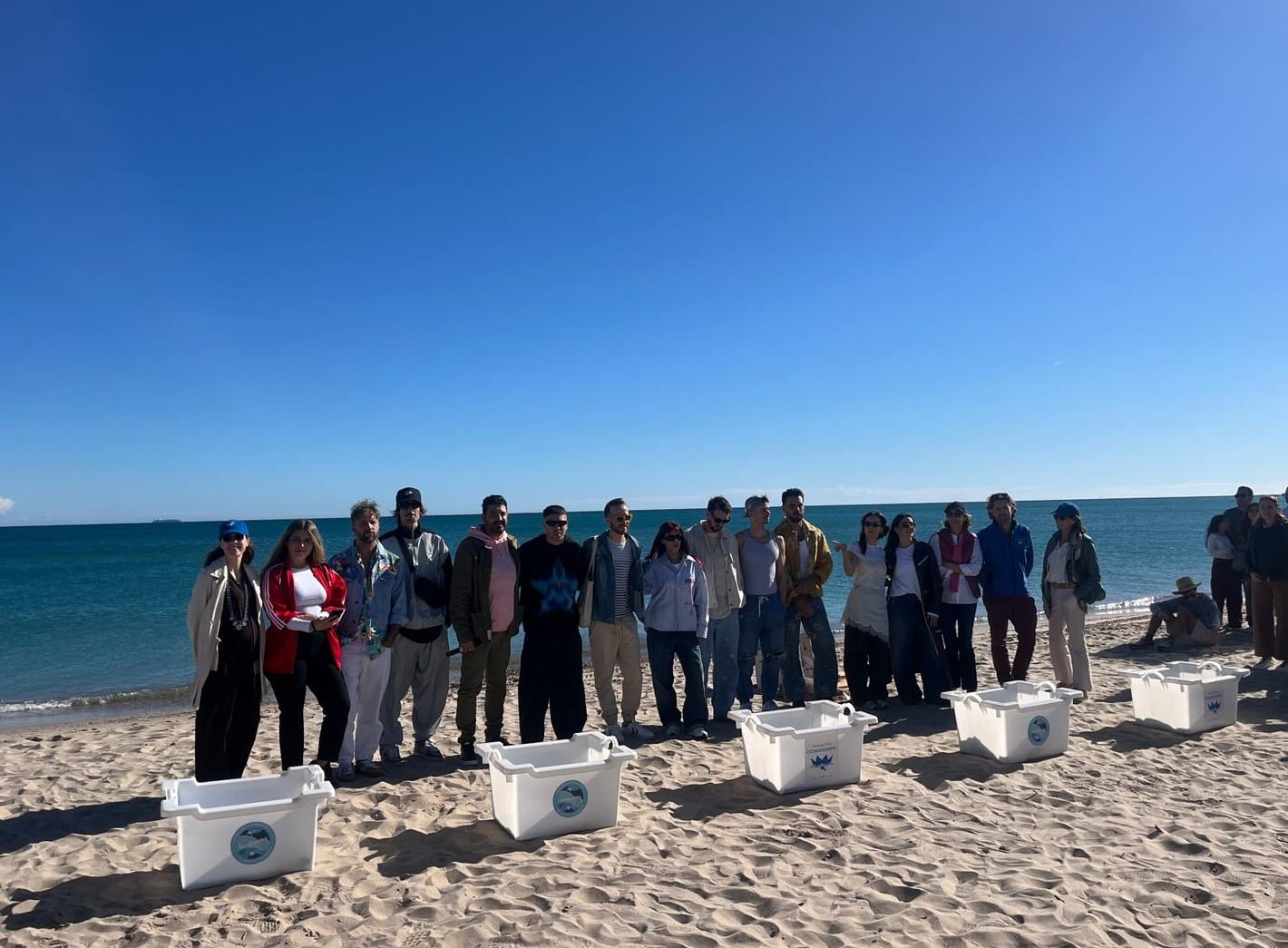 Los protagonistas, poco antes de la suelta de tortugas.