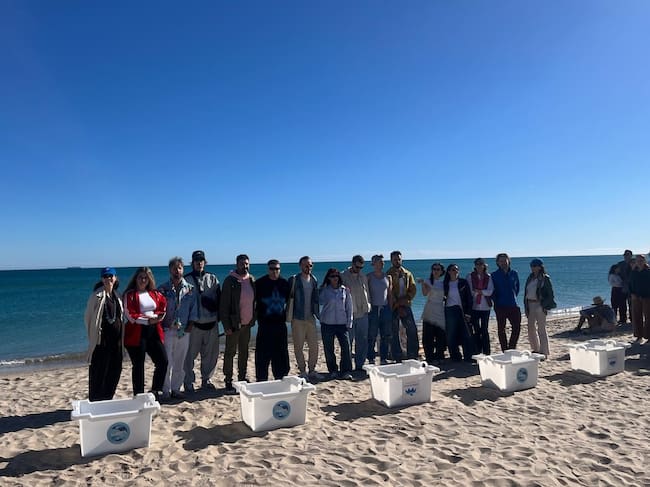 Los protagonistas, poco antes de la suelta de tortugas.