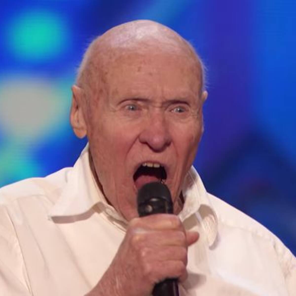 Con 82 años canta heavy metal