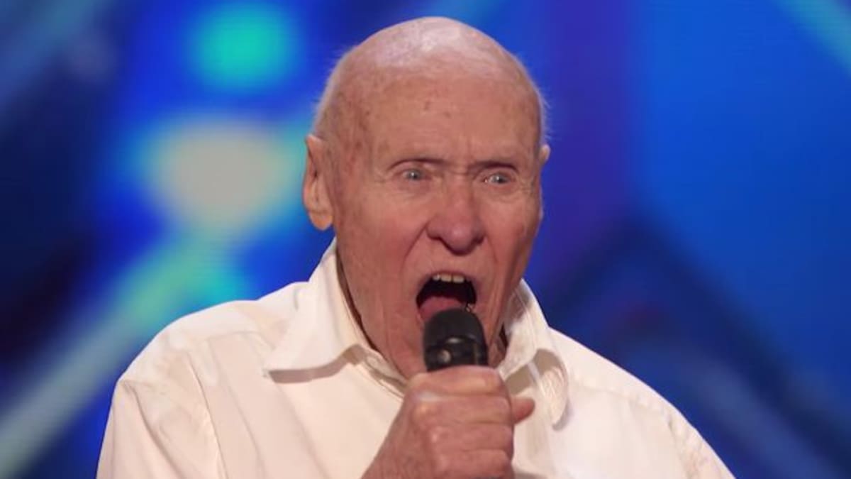 Con 82 años canta heavy metal