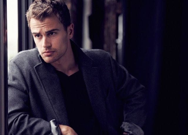 Theo James, todo un pibonazo.