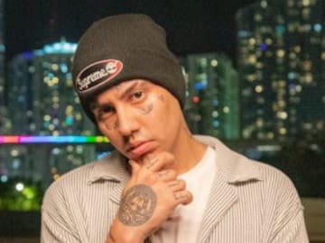 Duki viaja a otro mundo con sus gafas de realidad aumentada en ‘Midtown’: ¡mira el vídeo!