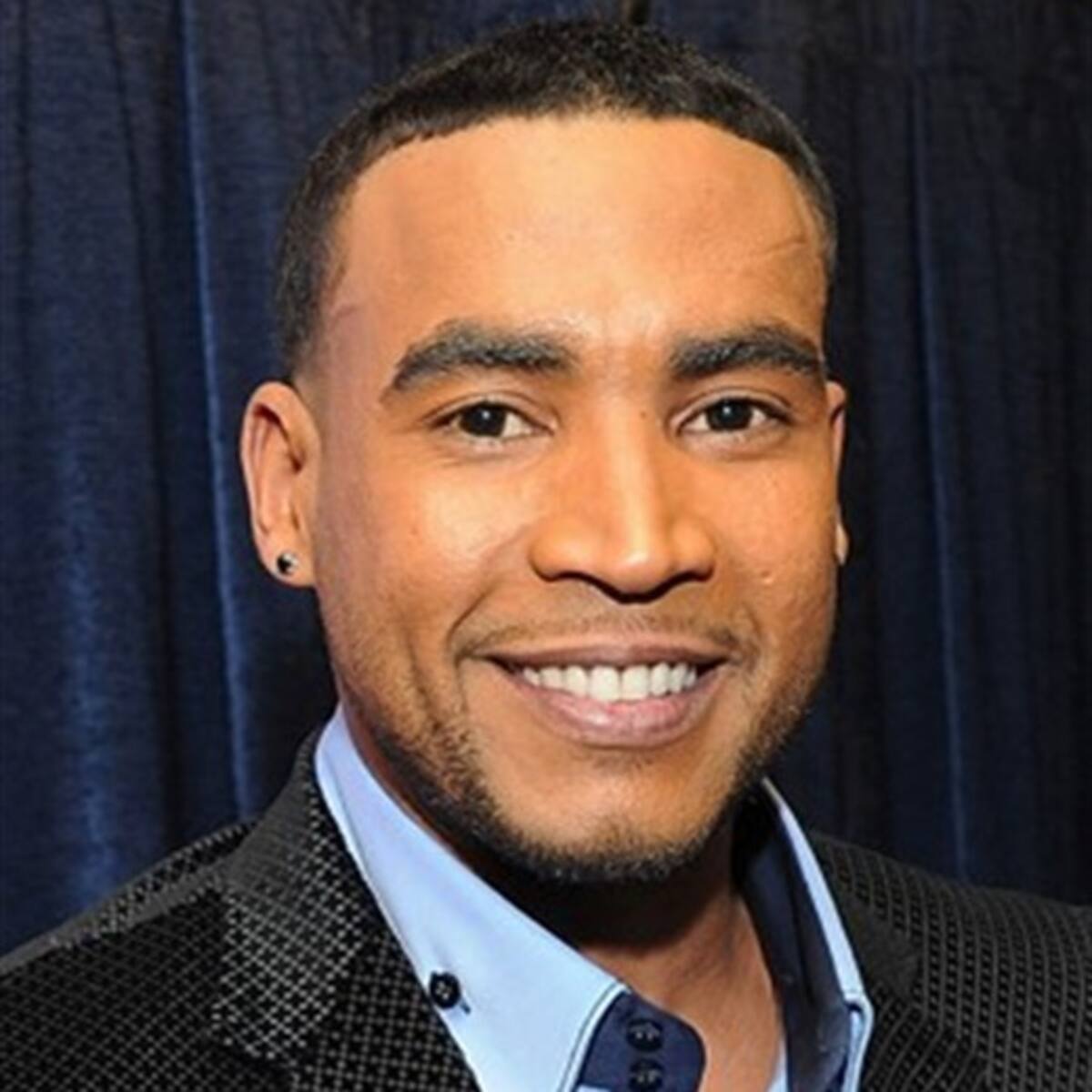 Don Omar da una mano