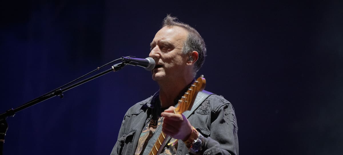 Dani Mezquita, guitarrista de Hombres G, en el Besame Mucho Festival en Los Ángeles, 2022.