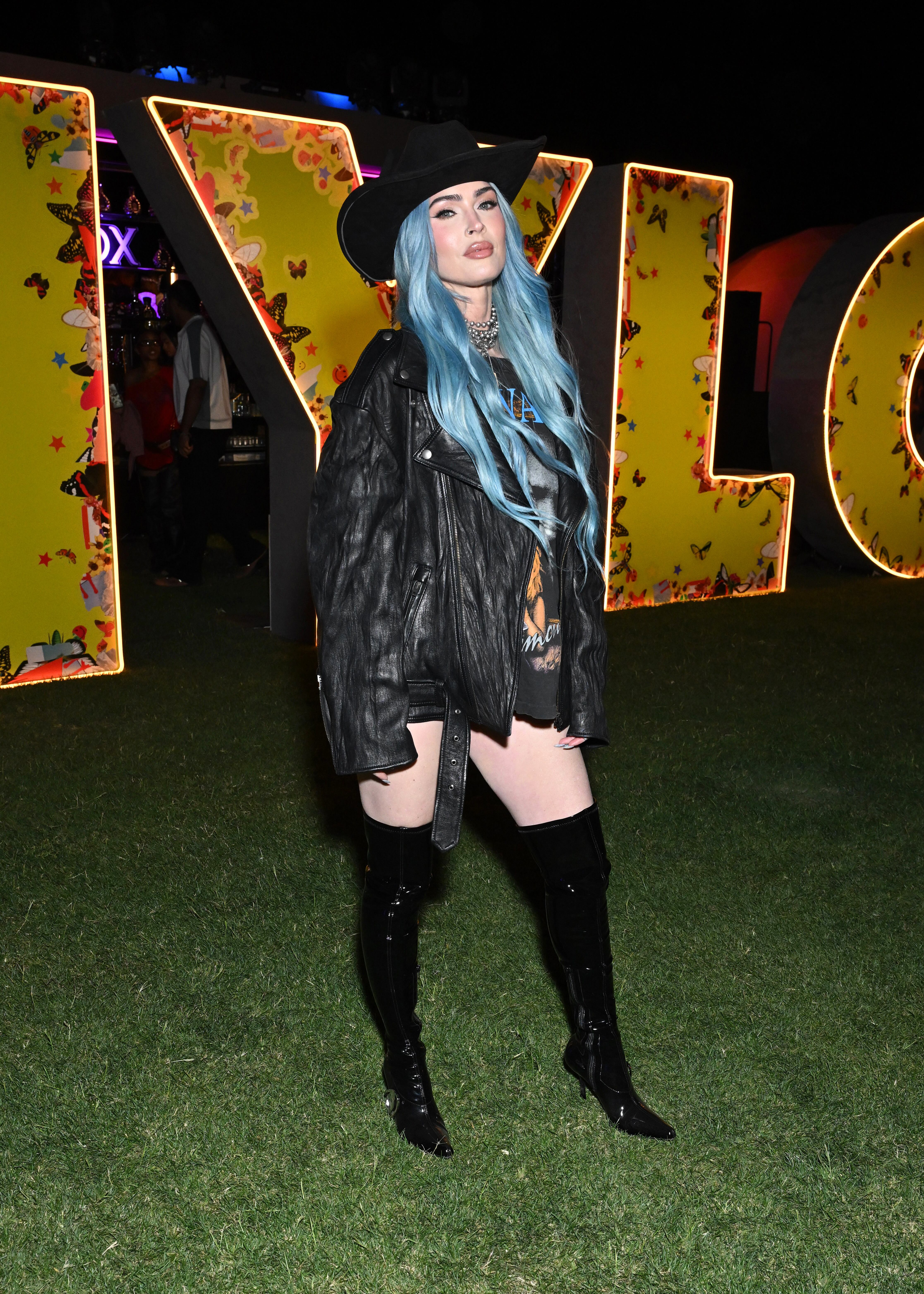 Otra de las que no ha querido perderse el evento de la temporada es Megan Fox que ha lucido un look muy festivalero con pelo azul incluido.