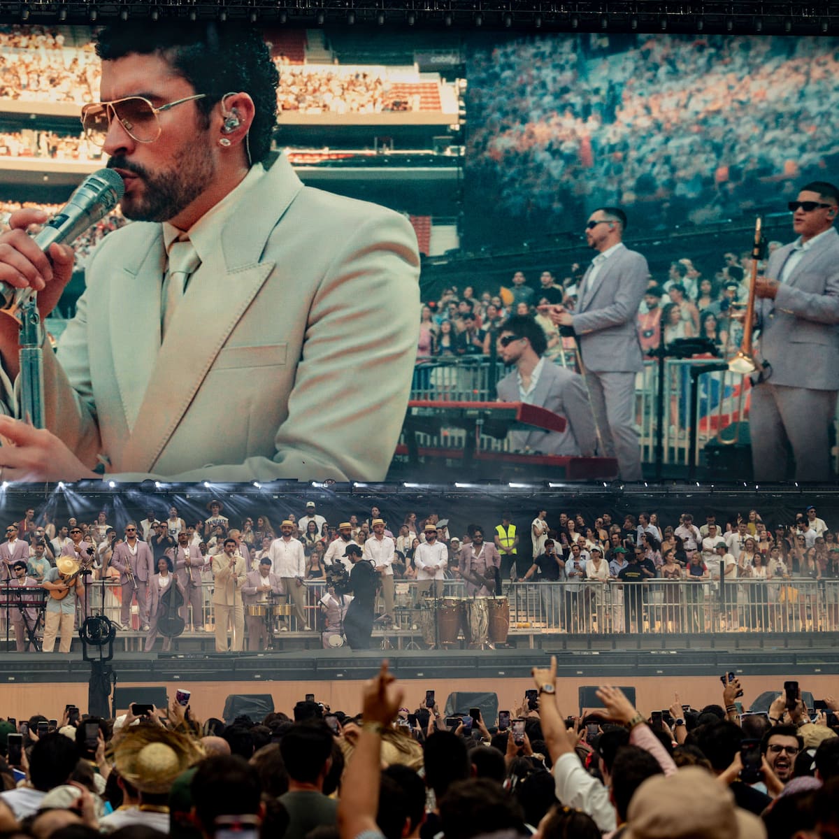 Bad Bunny arranca sus conciertos en Madrid: así hemos vivido el primer show en directo, la actuación sorpresa de Myke Towers y Ester Expósito, Jaime Lorente y más en La Casita
