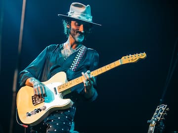 Así ha sido la actuación de Leiva con Dani Martín, Amaral y otros artistas en La Revuelta