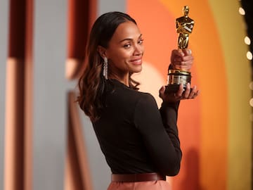 Zoe Saldaña recibe, entre lágrimas, el Oscar a mejor actriz de reparto y se muestra reivindicativa: “Soy la orgullosa hija de padres inmigrantes”