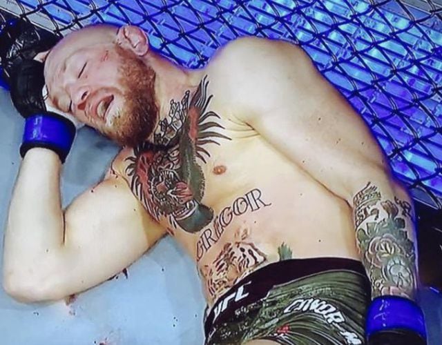 Conor McGregor, K.O. tras su segundo combate contra Dustin Poirier.