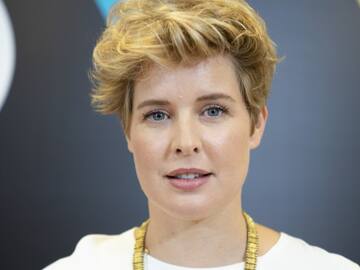 Tania Llasera decide hacer un directo tras volver a casa “un poco pedo”