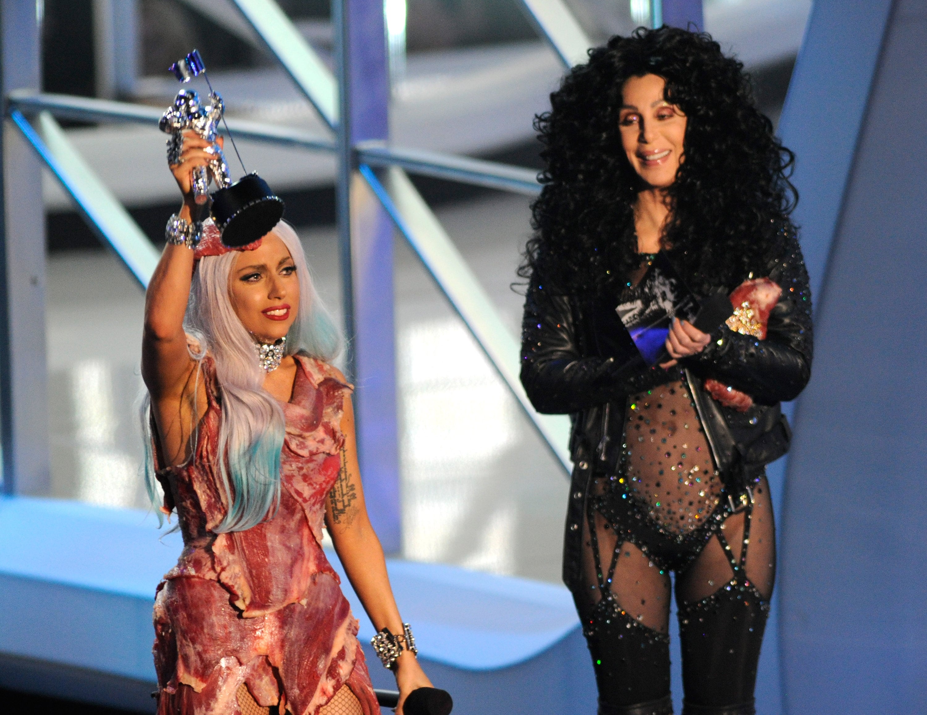 Lady Gaga y Cher en los MTV Video Music Awards de 2010. Getty.