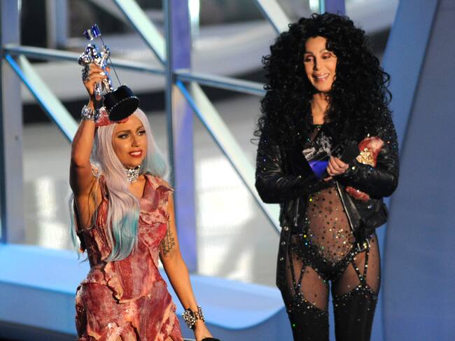 Lady Gaga y Cher en los MTV Video Music Awards de 2010. Getty.