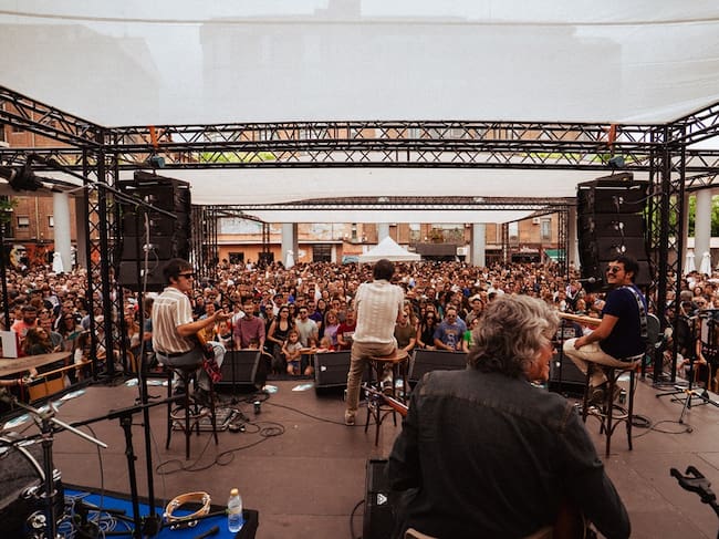 Concierto sorpresa de Lori Meyers en la Plaza de la Universidad de Murcia.