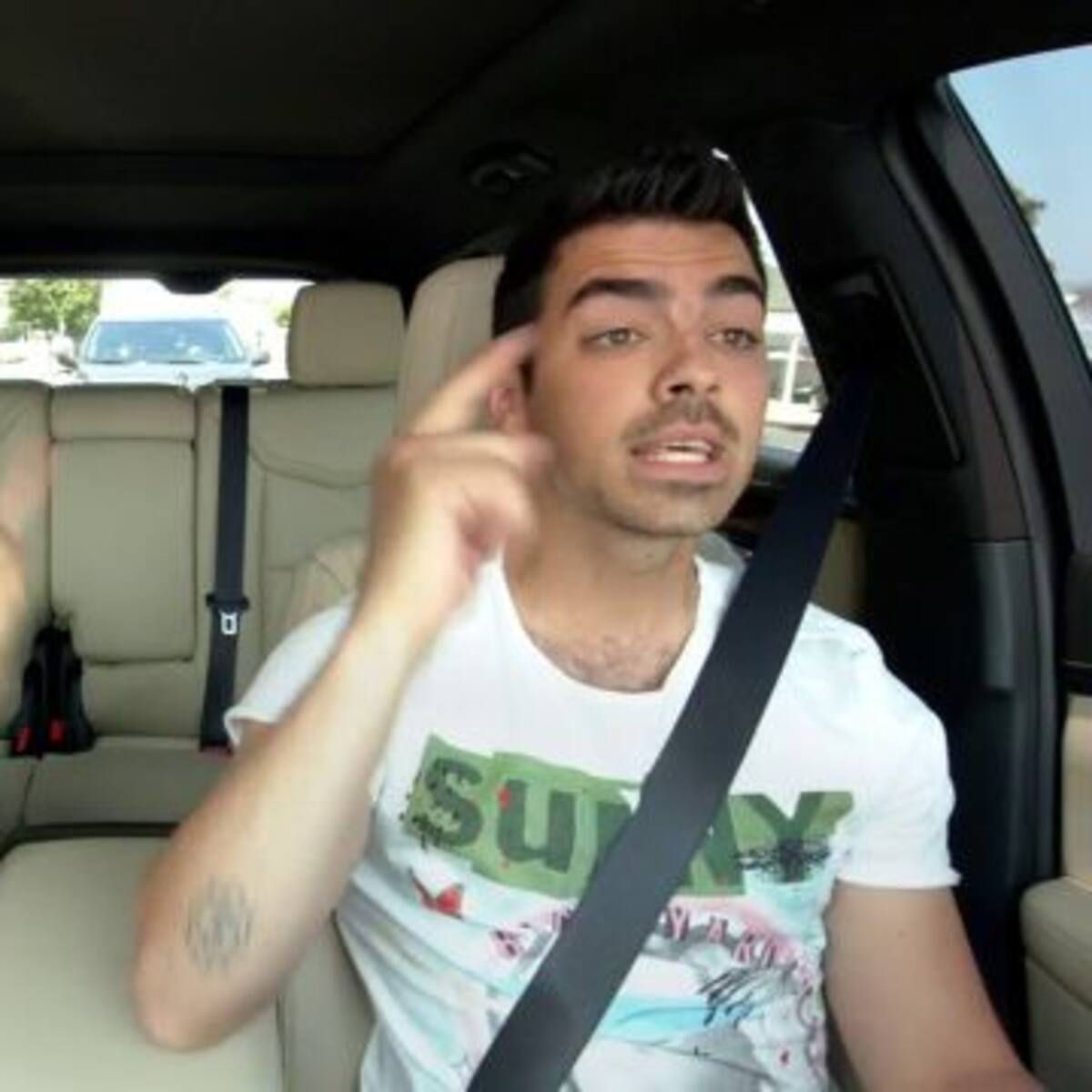 Camila Cabello le da una bofetada a Joe Jonas