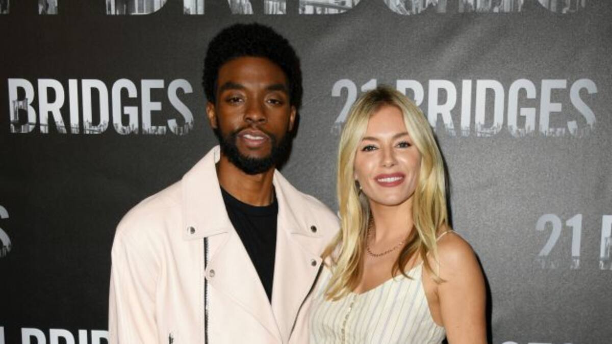 El gesto por la igualdad salarial de Chadwick Boseman con Sienna Miller