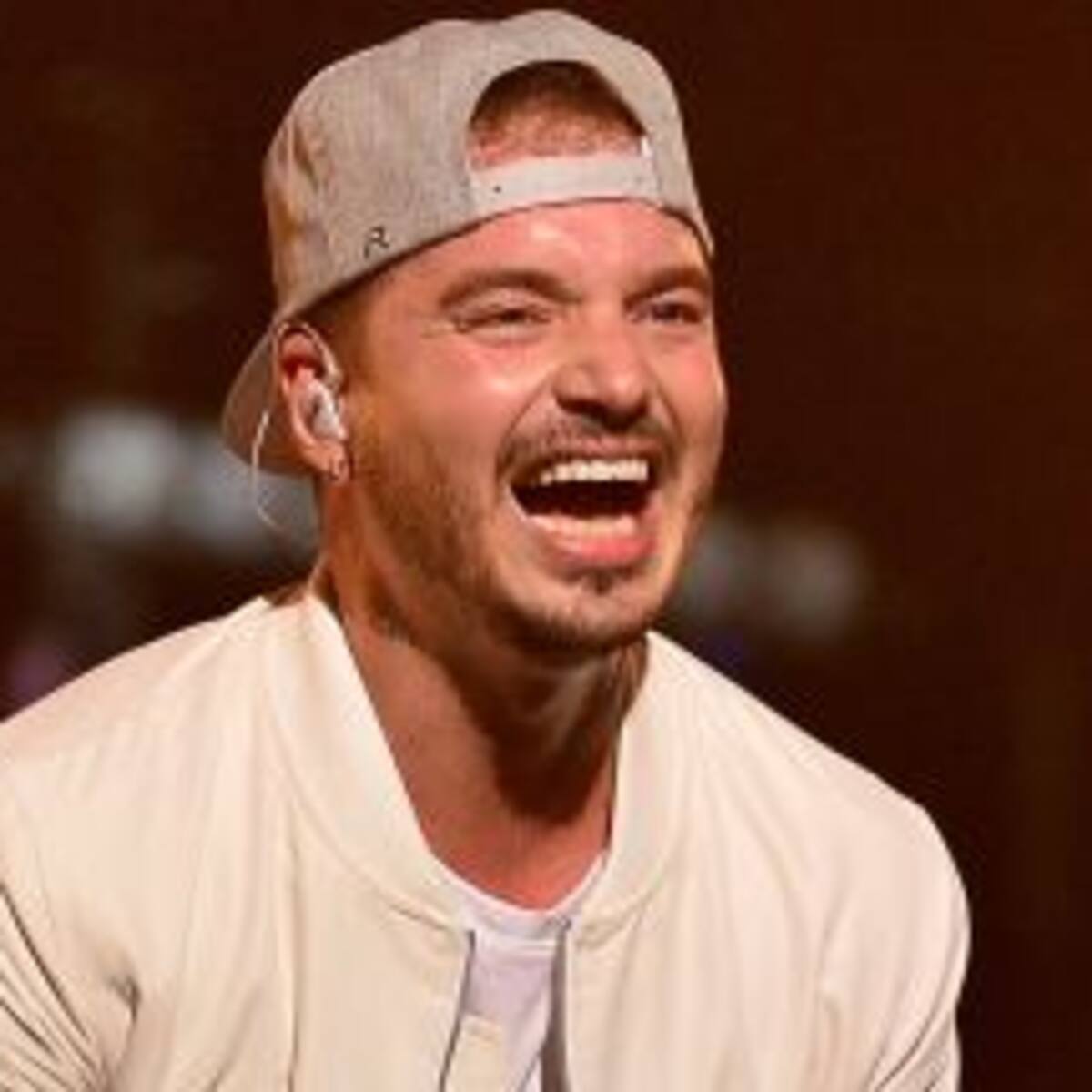 J Balvin estrena su nuevo corte "Bobo"