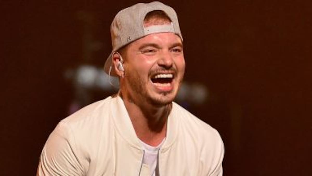 J Balvin estrena su nuevo corte "Bobo"