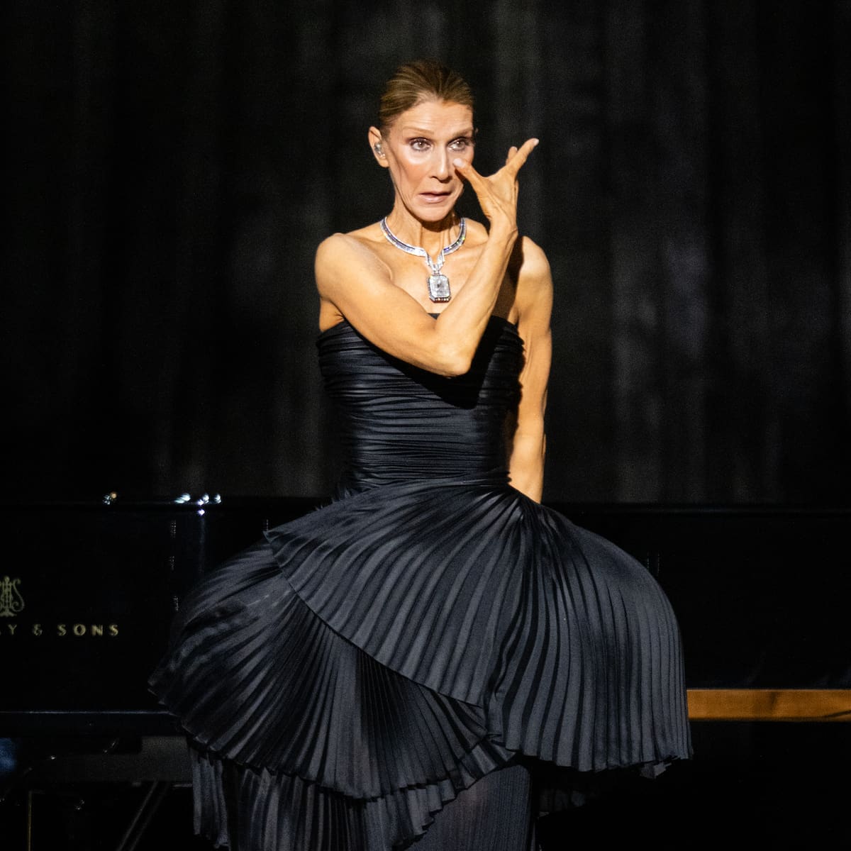 Céline Dion se emociona hasta las lágrimas en el estreno de su residencia en París