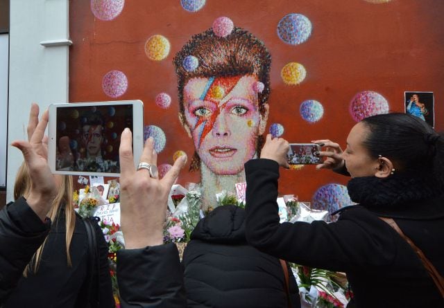 Mural homenaje a David Bowie después de su muerte, en enero de 2016. La imagen representa la portada de su disco &#039;Aladdin Sane&#039;.