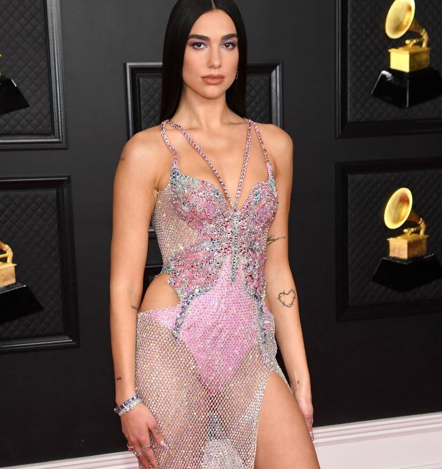 Dua Lipa, en la alfombra roja de los Grammy 2021