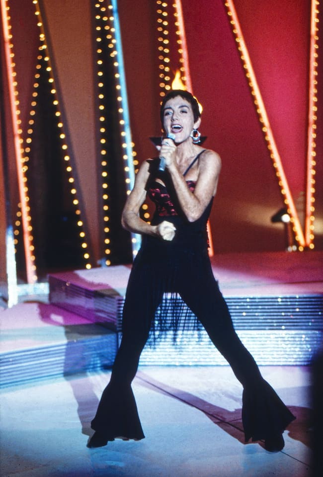 Mecano, grupo español con la cantante Ana Torroja, interpreta su canción "Hijo de la luna" en Alemania, alrededor de 1989. (Foto de Valdmanis/United Archives vía Getty Images)