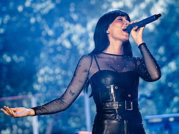 Aitana y Ela Taubert multiplican su girl power en el Metropolitano con '¿Para qué volver?'