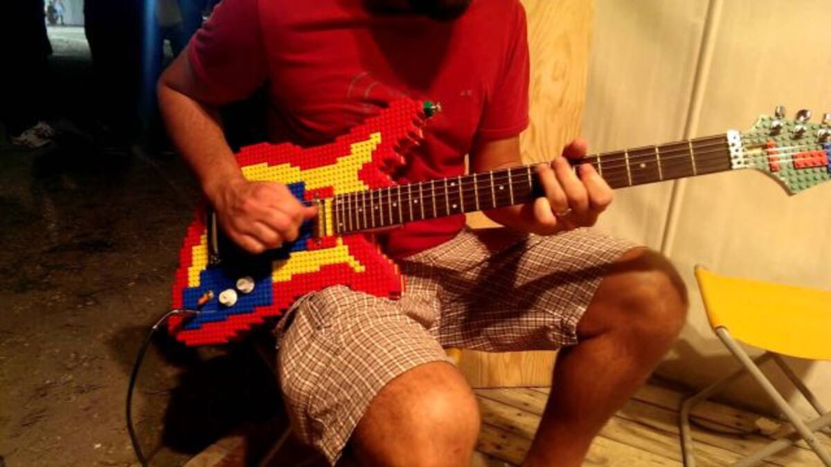 Así suena la primera guitarra hecha con piezas de Lego