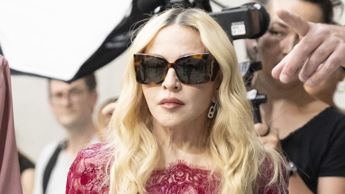 Madonna, absoluta protagonista del desfile de Saint Laurent con 3 momentazos: Connor Storrie, Charli XCX y club ‘Confessions’