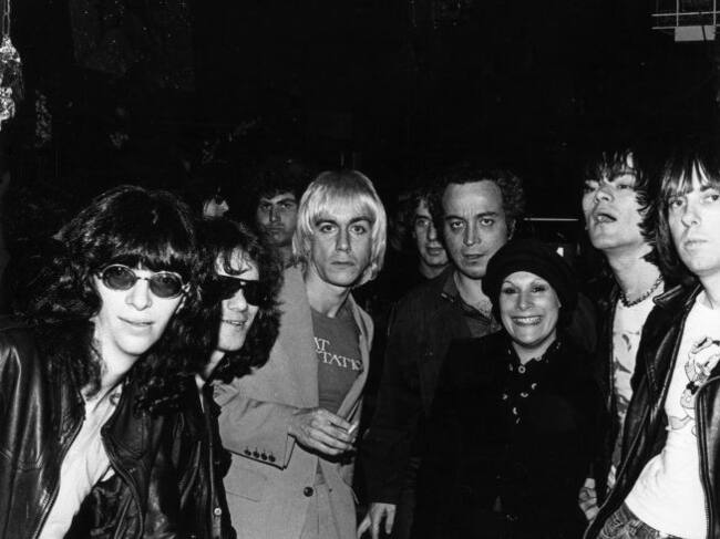 Seymour y Linda Stein (centro) con Iggy Pop y los Ramones en el club CBGB de Nueva York en 1976.