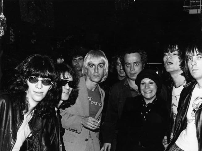 Seymour y Linda Stein (centro) con Iggy Pop y los Ramones en el club CBGB de Nueva York en 1976.
