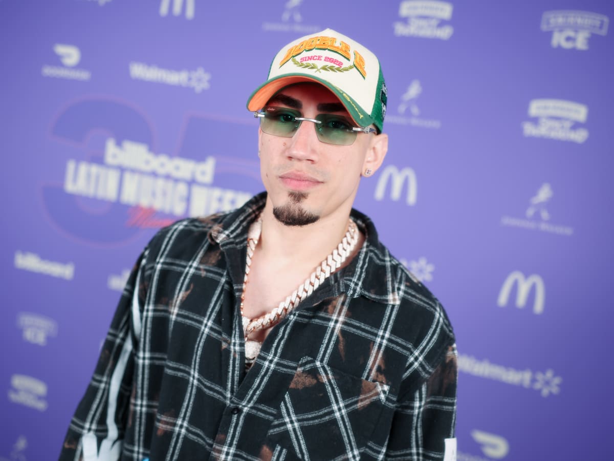 Omar Courtz rinde homenaje al reggaeton clásico y contemporáneo en 'Por Si Mañana No Estoy', su nuevo disco