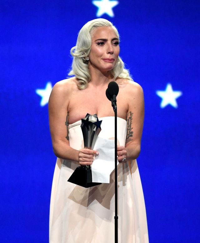 Lady Gaga emocionada en los Critics&#039; Choice Awards.