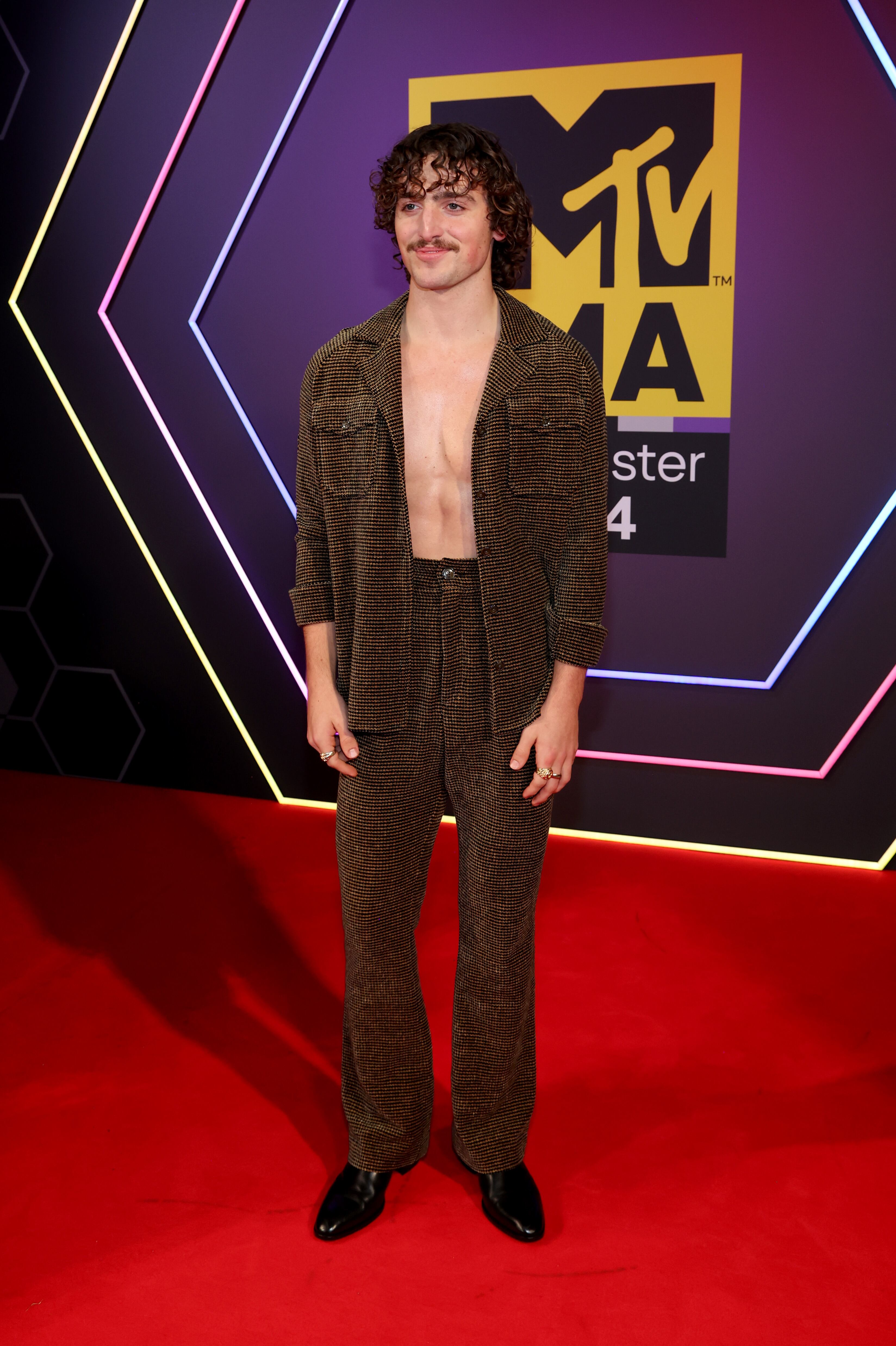 Benson Boone dio el do de pecho y emocionó a Manchester hasta desde la alfombra roja.