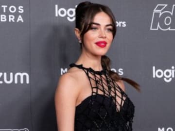 Violeta Magriñán apuesta por la manicura de moda y pinta sus uñas de azul eléctrico