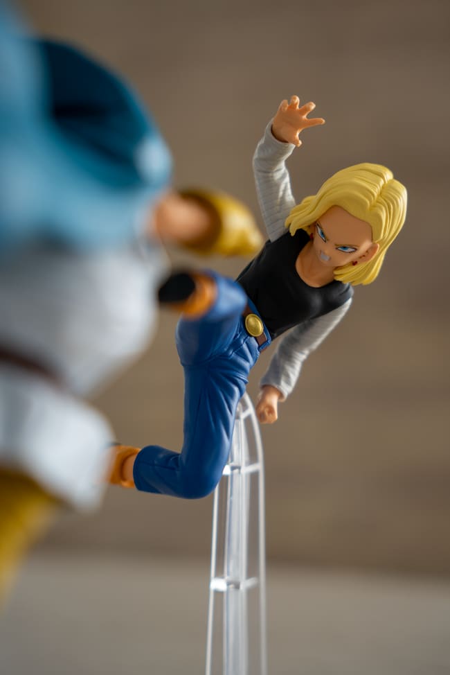 Android 18 y Mighty Mask miden sus fuerzas frente al Señor Satán.