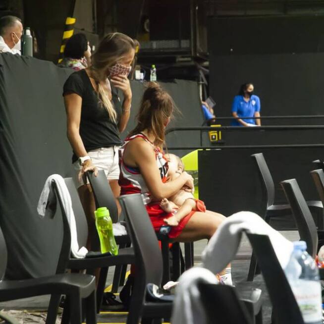 Antonella González se hizo viral al amamantar a su hija en el medio tiempo de un importante partido de basquetbol