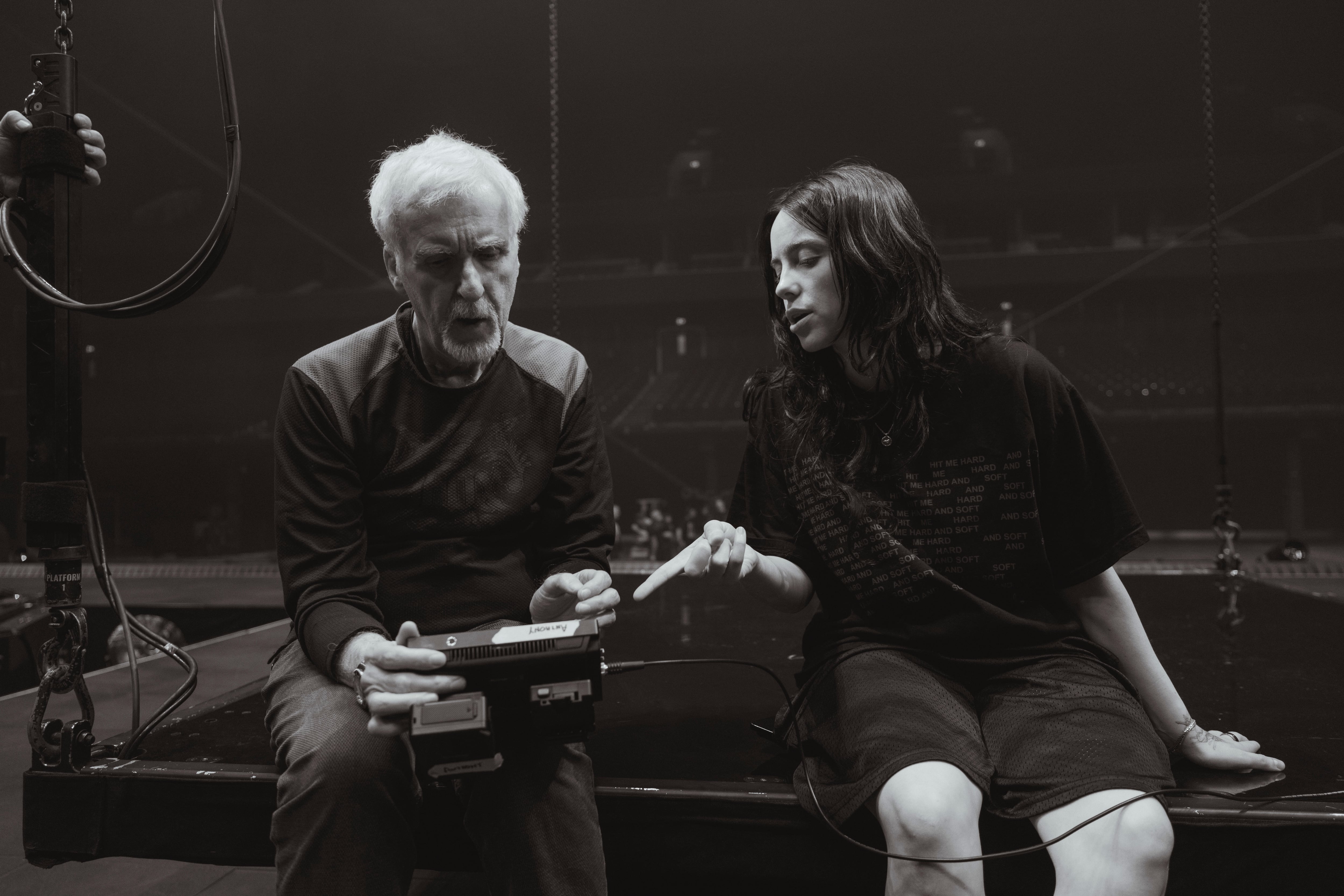 James Cameron y Billie Eilish en el rodaje de la película documental 'HIT ME HARD AND SOFT: The Tour en 3D'. / Henry Hwu / Paramount Pictures