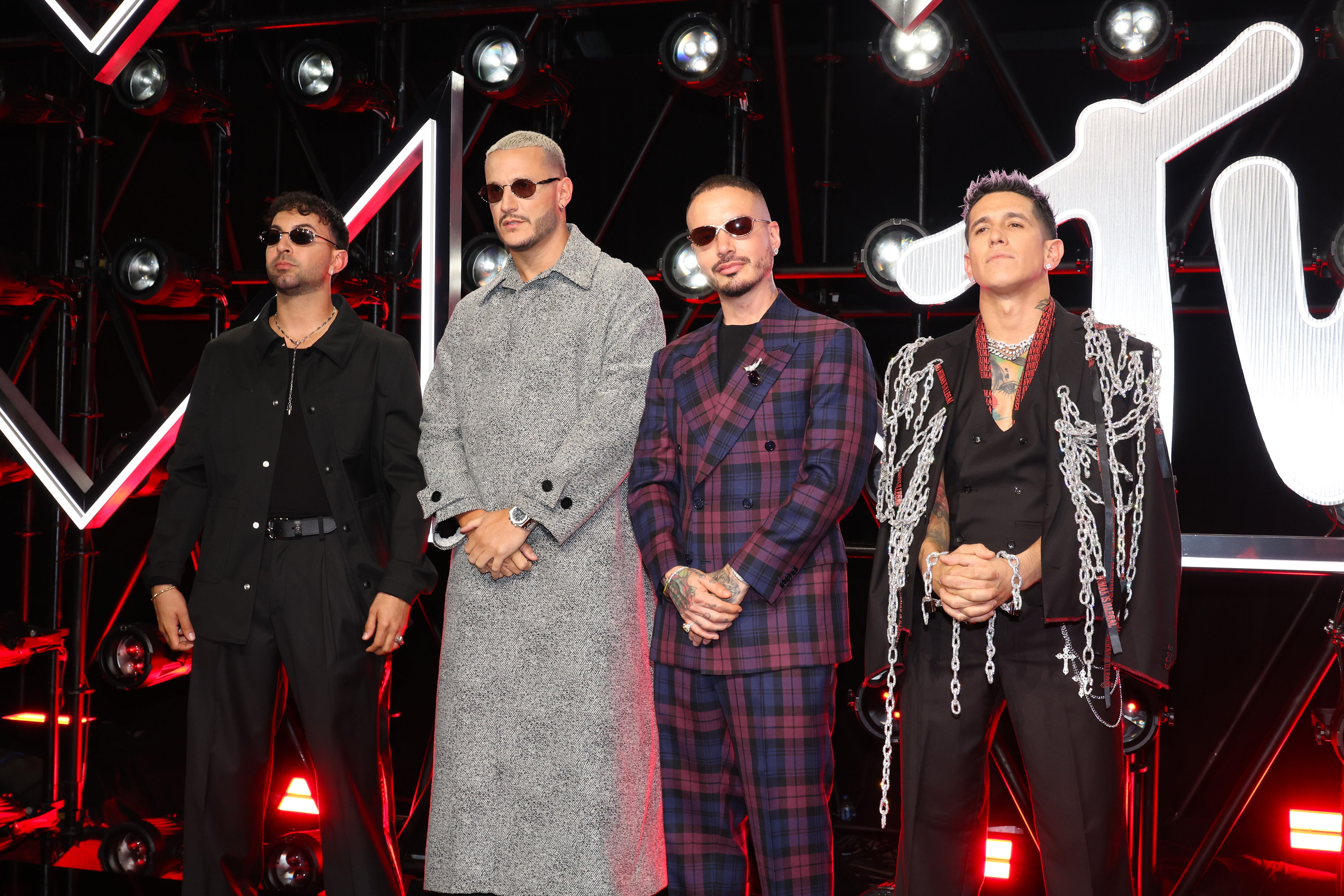 El gang latino lo puso J Balvin que apareció con su traje a cuadros y broche de Tiffany and Co. junto a todos con los que iba a compartir escenario. También posó con su chica, Valentina Ferrer, con un brillante vestido negro.