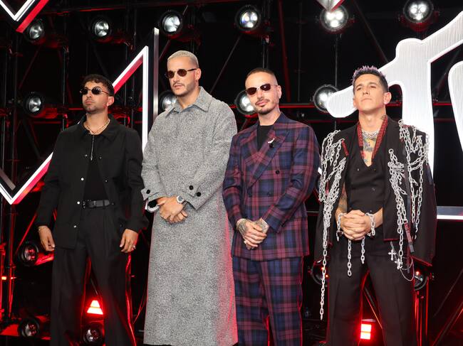 El gang latino lo puso J Balvin que apareció con su traje a cuadros y broche de Tiffany and Co. junto a todos con los que iba a compartir escenario. También posó con su chica, Valentina Ferrer, con un brillante vestido negro.