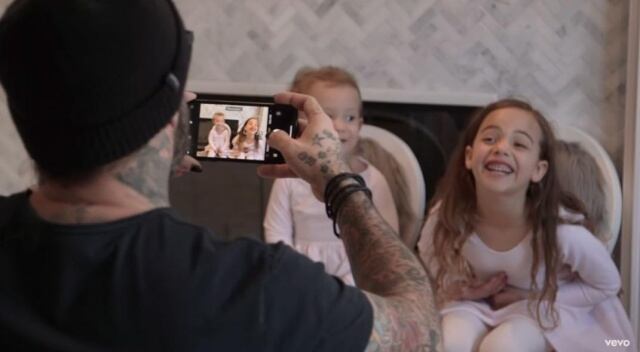 A. J. McLean, integrante de la banda Backstreet Boys, fotografía a sus hijas Ava (7) y Lyric Dean (2)