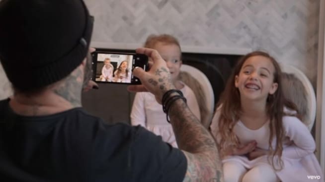 A. J. McLean, integrante de la banda Backstreet Boys, fotografía a sus hijas Ava (7) y Lyric Dean (2)