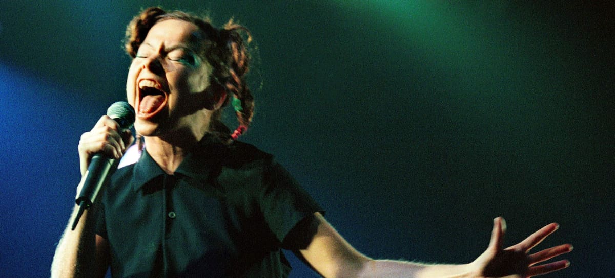 Björk, en concierto en el Lowlands Festival, Países Bajos, en agosto de 1996. (Photo by Paul Bergen/Redferns)